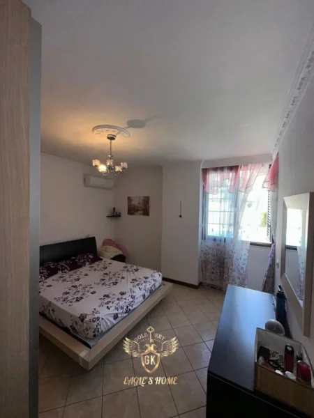 Durres, shes apartament 2+1+Ballkon Kati 1, (MUNDESI NDARJE OSE SHFRYTZIM PER KLINIKA ,LAB ETJ)