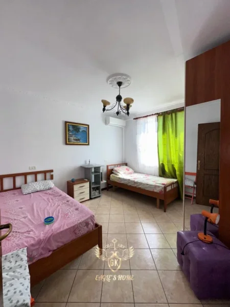 Durres, shes apartament 2+1+Ballkon Kati 1, (MUNDESI NDARJE OSE SHFRYTZIM PER KLINIKA ,LAB ETJ)
