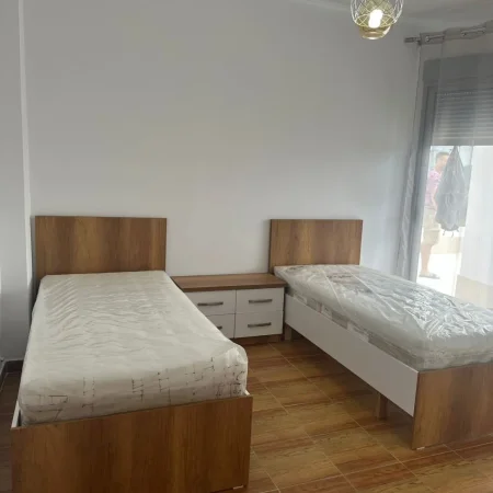 Tirane, jepet me qera apartament 3+1+Ballkon Kati 3, 95 m² 700 € (BRRYL)
