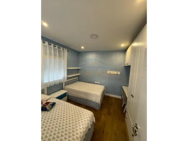 Tirane, jepet me qera apartament 3+1+Ballkon Kati 6, 198 m² 800 € 