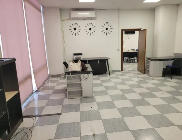 Tirane, jepet me qera zyre Kati 2, 186 m² 1.200 € (Te ish Ekspozita)