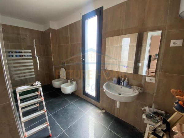 Tirane, jepet me qera apartament 2+1 Kati 4, 96 m² 700 € (Oxhaku)