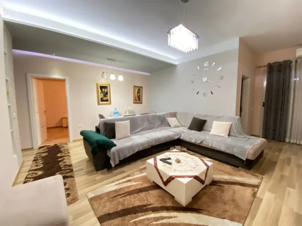 Tirane, jepet me qera apartament 2+1+Ballkon Kati 8, 114 m² 550 € (Perball bar oslo,)