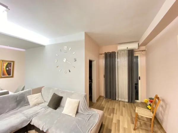 Tirane, jepet me qera apartament 2+1+Ballkon Kati 8, 114 m² 550 € (Perball bar oslo,)