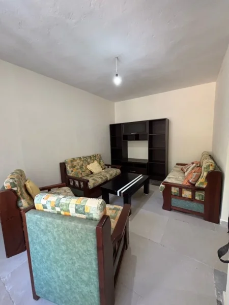 Tirane, jepet me qera shtepi 1+1 Kati 1, 60 m² 480 € 