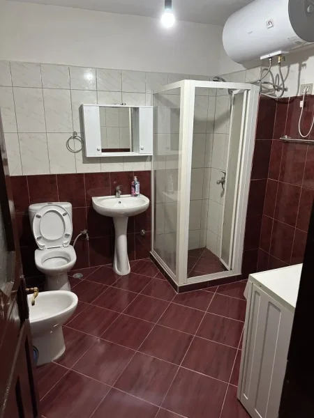 Tirane, jepet me qera shtepi 1+1 Kati -1, 60 m² 480 € (Kristal Center (VR005))
