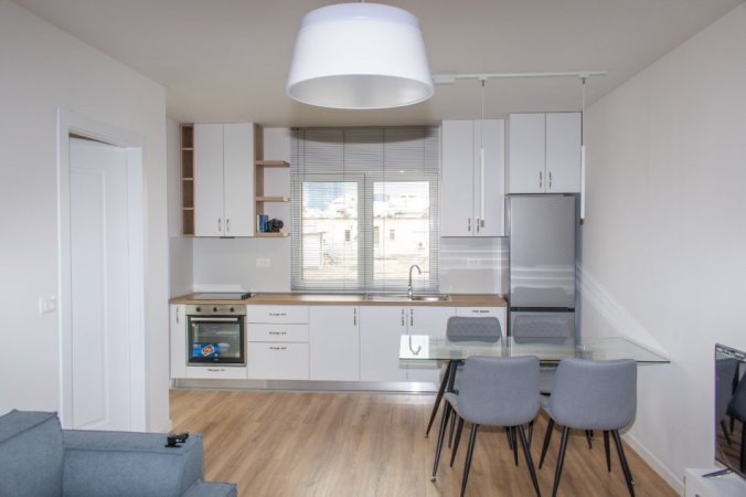 Tirane, jepet me qera apartament 1+1+Ballkon Kati 4, 65 m² 650 € (Rruga Mine Peza)