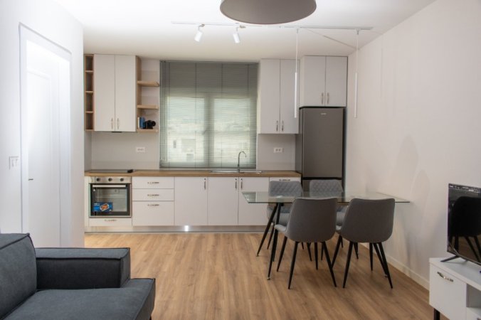 Tirane, jepet me qera apartament 1+1+Ballkon Kati 4, 65 m² 650 € (Rruga Mine Peza)