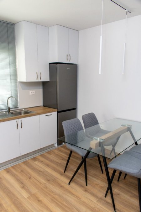 Tirane, jepet me qera apartament 1+1+Ballkon Kati 4, 65 m² 650 € (Rruga Mine Peza)