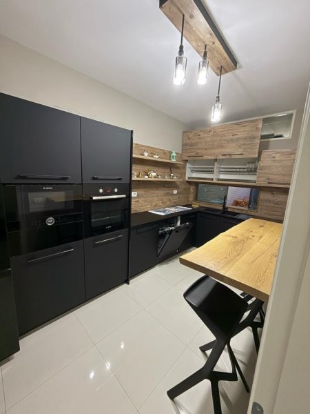 Tirane, jepet me qera apartament 2+1+2Ballkone Kati 6, 120 m² 550 € (Yzberisht)