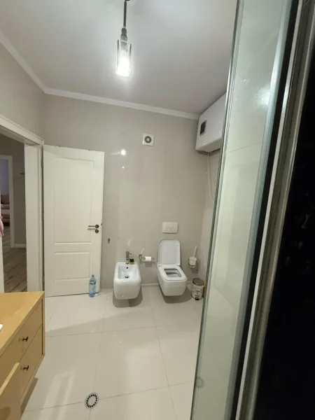 Tirane, jepet me qera apartament 2+1+2Ballkone Kati 6, 120 m² 500 € (Yzberisht)