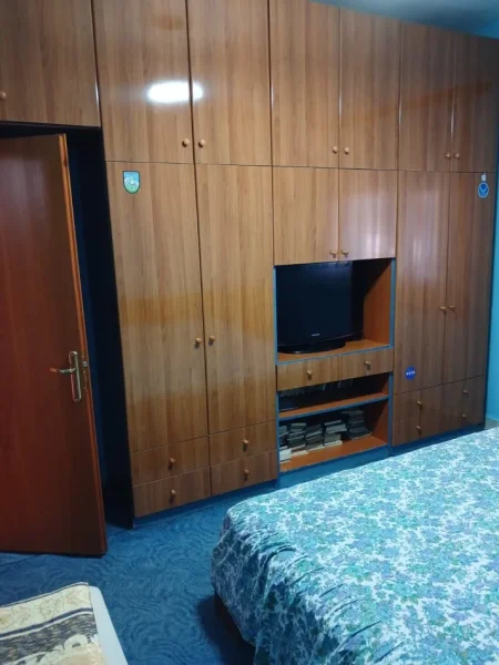 Tirane, jepet me qera apartament 2+1 Kati 1, 130 m² 400 € (Uzina Autotraktoreve (VR003))