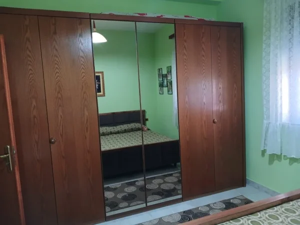 Tirane, jepet me qera apartament 2+1 Kati 1, 130 m² 400 € (Uzina Autotraktoreve (VR003))