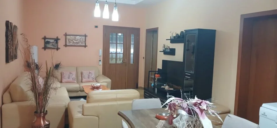 Tirane, jepet me qera apartament 2+1 Kati 1, 130 m² 400 € (Uzina Autotraktoreve (VR003))