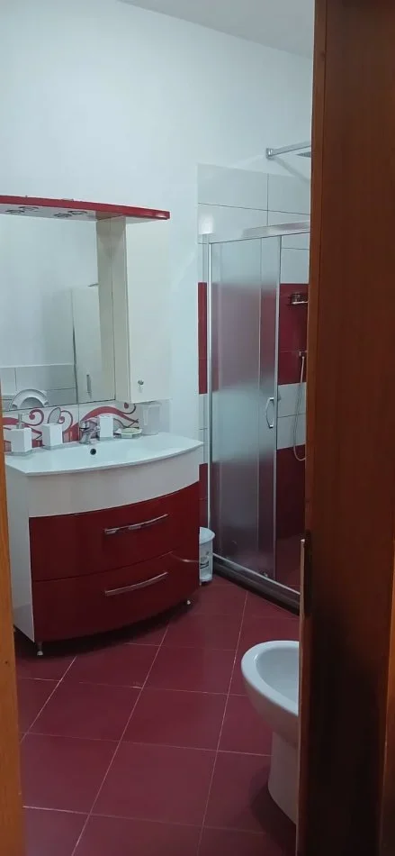 Tirane, jepet me qera apartament 2+1 Kati 1, 130 m² 400 € (Uzina Autotraktoreve (VR003))