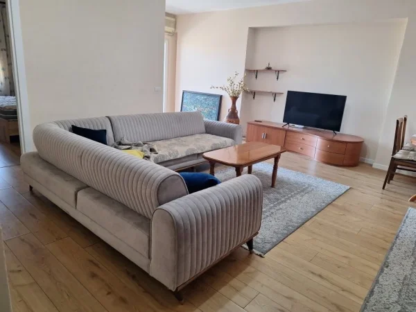 Tirane, jepet me qera apartament 2+1 Kati 4, 100 m² 552 € (Kinostudio (VR005))