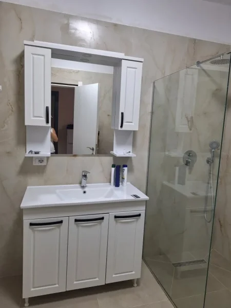 Tirane, jepet me qera apartament 2+1 Kati 4, 100 m² 552 € (Kinostudio (VR005))