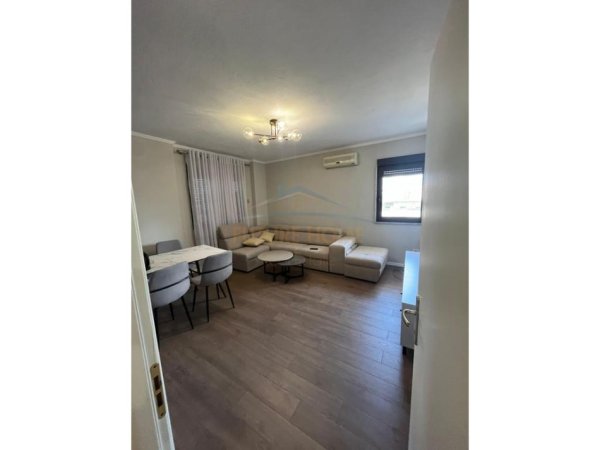 Tirane, jepet me qera apartament 1+1 Kati 2, 85 m² 600 € (Rruga Kajo Karafili)