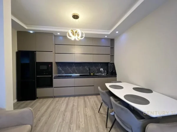 Tirane, jepet me qera apartament 2+1 Kati 5, 79 m² 900 € (Stacioni i Trenit)