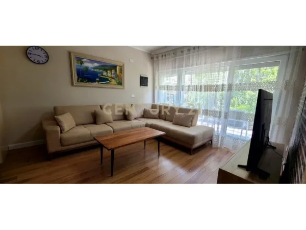Tirane, jepet me qera apartament duplex 2+1+Aneks+Ballkon Kati 1, 108 m² 700 € (Kodra e Diellit 2)