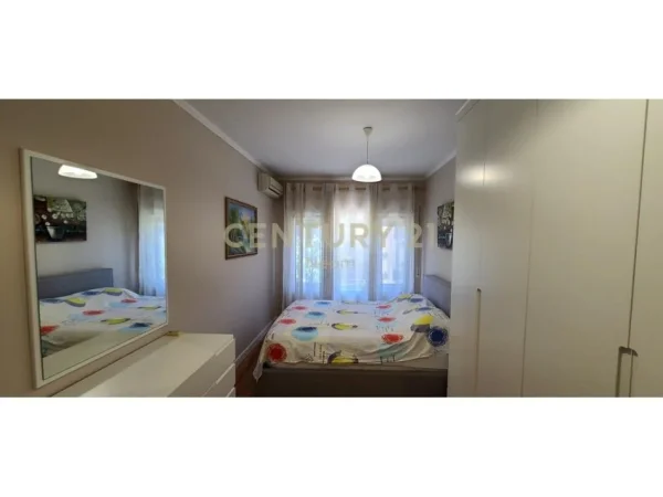 Tirane, jepet me qera apartament duplex 2+1+Aneks+Ballkon Kati 1, 108 m² 700 € (Kodra e Diellit 2)