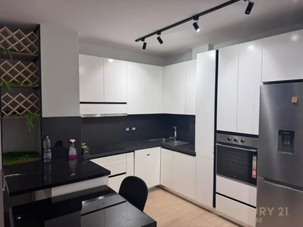 Tirane, jepet me qera apartament 3+1+Aneks+Ballkon Kati 1, 122 m² 900 € (Liqeni i thate)