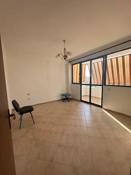 Tirane, jepet me qera apartament 1+1 Kati 8, 71 m² 450 € (Rruga Elbasanit)