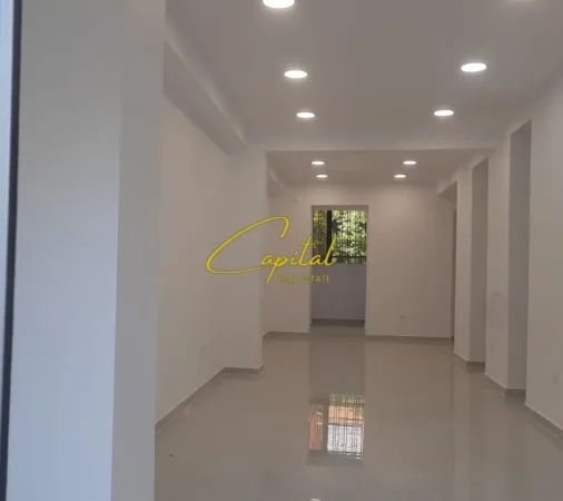 Tirane, shitet dyqan Kati 0, 65 m² 650.000 € (21 DHJETORI)