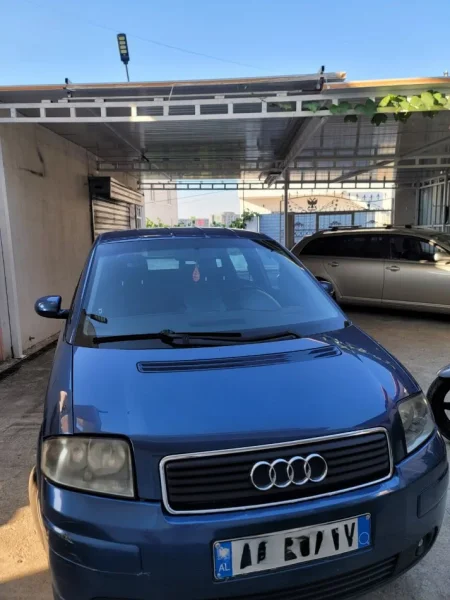 Okazion Tirane, shitet makine Audi A2 Nafte, blu e errët automatik Kondicioner 120.000 km 1700 €