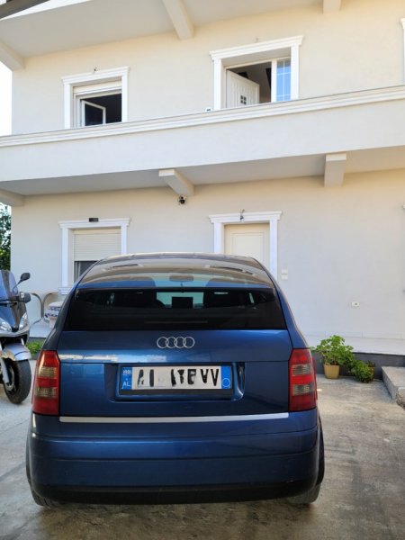 Okazion Tirane, shitet makine Audi A2 Nafte, blu e errët automatik Kondicioner 120.000 km 1700 €