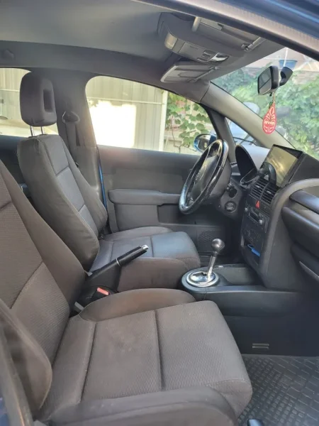 Okazion Tirane, shitet makine Audi A2 Nafte, blu e errët automatik Kondicioner 120.000 km 1700 €