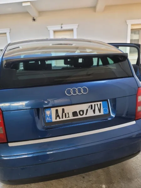 Okazion Tirane, shitet makine Audi A2 Nafte, blu e errët automatik Kondicioner 120.000 km 1700 €