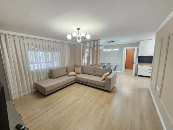 Tirane, jap me qera apartament 3+1+Ballkon Kati 2, 120 m² 850 € (Bulevardi Zogu I, prane Fakultetit te Shkencave te Natyres)