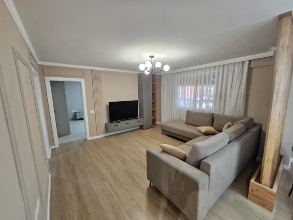 Tirane, jap me qera apartament 3+1+Ballkon Kati 2, 120 m² 850 € (Bulevardi Zogu I, prane Fakultetit te Shkencave te Natyres)