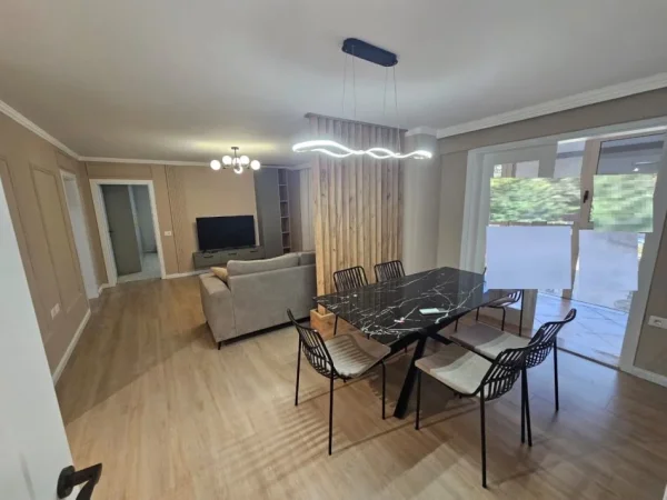 Tirane, jap me qera apartament 3+1+Ballkon Kati 2, 120 m² 850 € (Bulevardi Zogu I, prane Fakultetit te Shkencave te Natyres)
