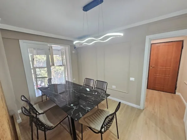 Tirane, jap me qera apartament 3+1+Ballkon Kati 2, 120 m² 850 € (Bulevardi Zogu I, prane Fakultetit te Shkencave te Natyres)