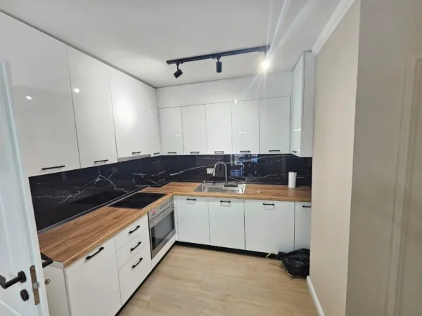 Tirane, jap me qera apartament 3+1+Ballkon Kati 2, 120 m² 850 € (Bulevardi Zogu I, prane Fakultetit te Shkencave te Natyres)