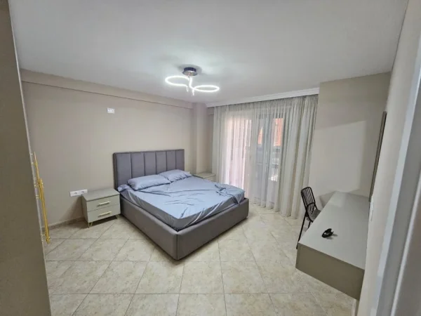 Tirane, jap me qera apartament 3+1+Ballkon Kati 2, 120 m² 850 € (Bulevardi Zogu I, prane Fakultetit te Shkencave te Natyres)