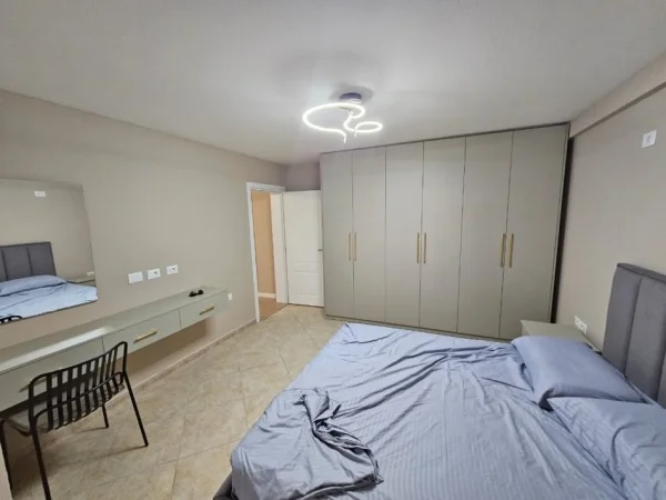 Tirane, jap me qera apartament 3+1+Ballkon Kati 2, 120 m² 850 € (Bulevardi Zogu I, prane Fakultetit te Shkencave te Natyres)