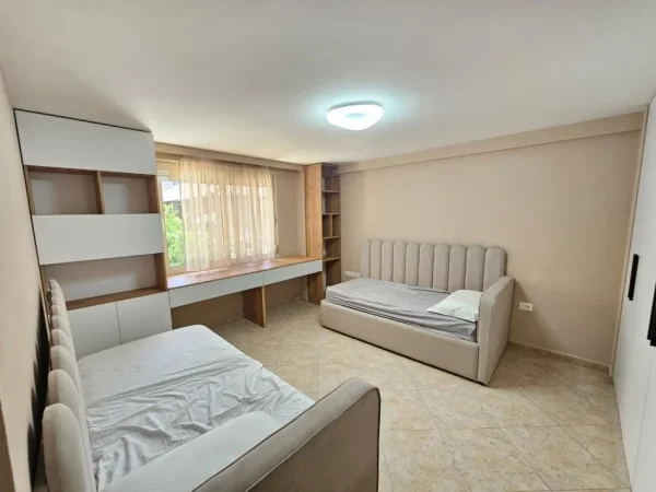 Tirane, jap me qera apartament 3+1+Ballkon Kati 2, 120 m² 850 € (Bulevardi Zogu I, prane Fakultetit te Shkencave te Natyres)