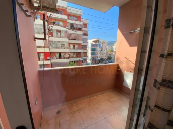 Tirane, jepet me qera apartament 3+1 Kati 2, 98 m² 500 € 
