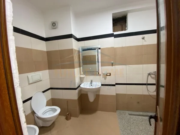 Tirane, jepet me qera apartament 3+1 Kati 2, 98 m² 500 € 