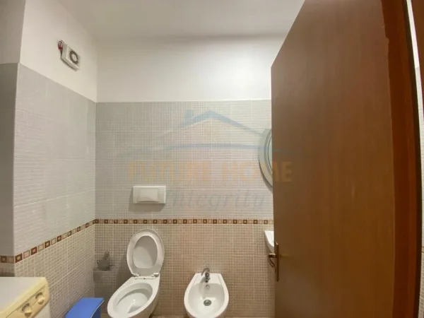 Tirane, jepet me qera apartament 3+1 Kati 2, 98 m² 500 € 