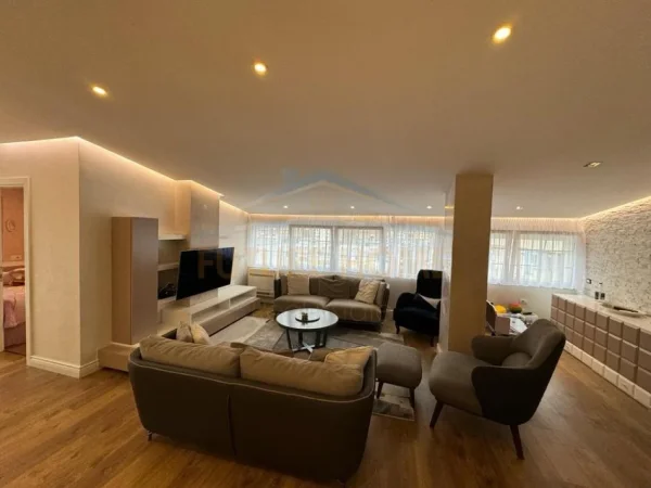 Tirane, jepet me qera apartament 3+1 Kati 6, 198 m² 800 € 