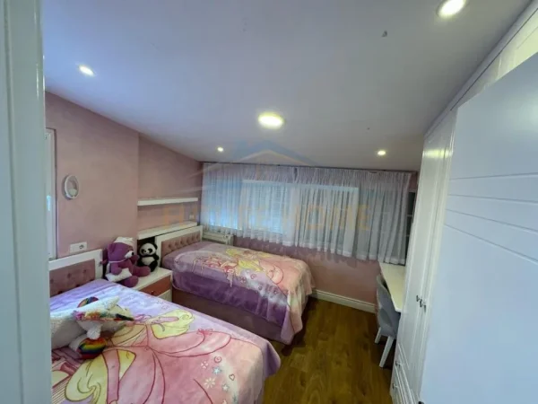 Tirane, jepet me qera apartament 3+1 Kati 6, 198 m² 800 € 
