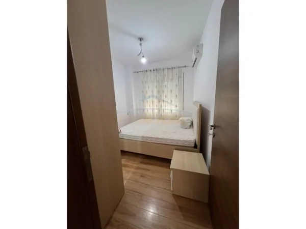 Tirane, jepet me qera apartament 2+1 Kati 0, 70 m² 650 € 