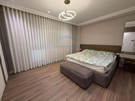 Tirane, jepet me qera apartament 3+1 Kati 2, 142 m² 1.100 € 