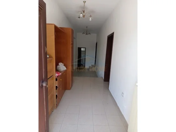 Tirane, jepet me qera apartament 3+1 Kati 1, 126 m² 500 € (Ish Tregu Elektrik, Rruga Mihal Grameno)