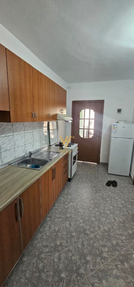 Tirane, jepet me qera apartament 1+1+Ballkon Kati 1, 70 m² 550 € (ISH PARKU I AUTOBUZAVE)