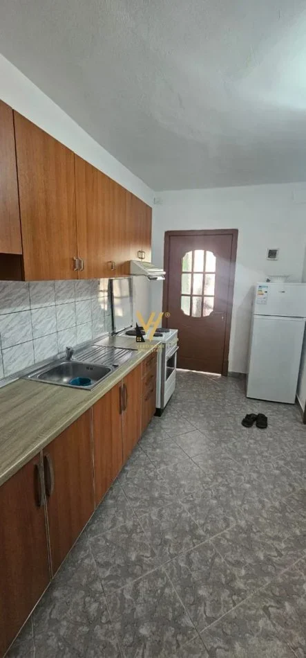 Tirane, jepet me qera apartament 1+1+Ballkon Kati 1, 70 m² 40.000 leke  (ISH PARKU I AUTOBUZAVE)